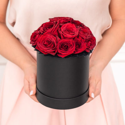 малая-черная-шляпная-коробка-красные-розы